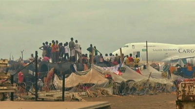 L'aéroport de Bangui transformé en camp de réfugiés (Crédits: France24)